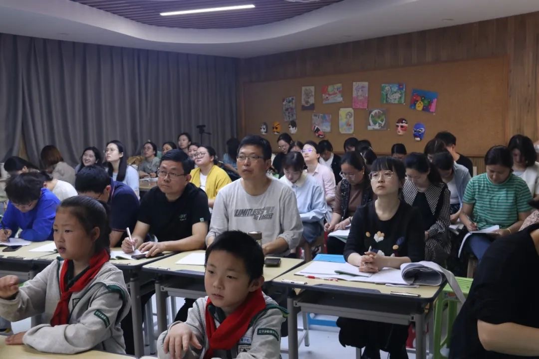 学科中心组活动 (2).JPG